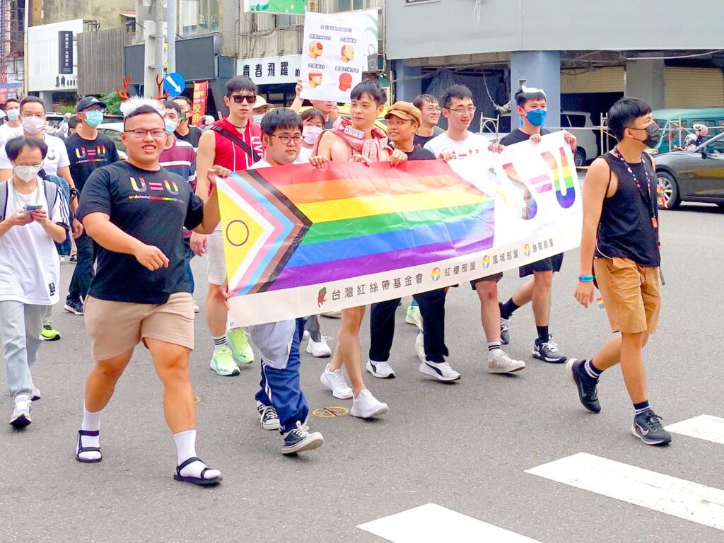 台南彩虹遊行（台南レインボープライド）2022パレードに参加する製薬会社のグループ