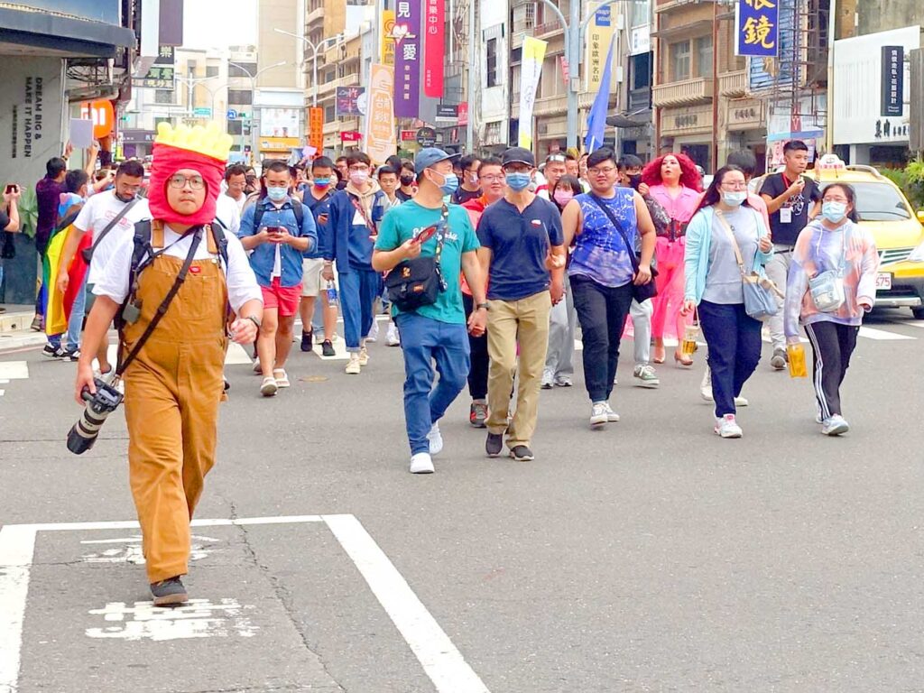 台南彩虹遊行（台南レインボープライド）2022パレードを被りもので撮影するカメラマン