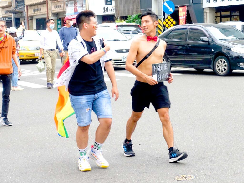 台南彩虹遊行（台南レインボープライド）2022パレードを歩くフリーハグの男の子