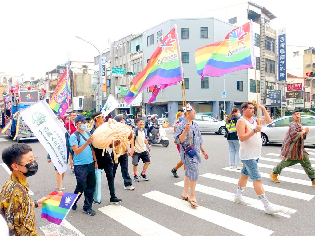 台南彩虹遊行（台南レインボープライド）2022パレードでレインボーフラッグを掲げるグループ
