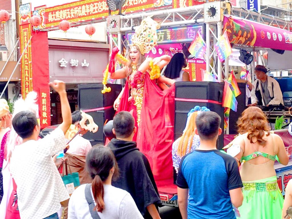 台南彩虹遊行（台南レインボープライド）2022パレードの先導車でパフォーマンスするドラァグクイーン