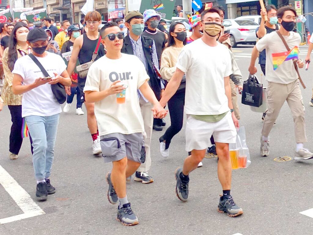 台南彩虹遊行（台南レインボープライド）2022パレードで手を繋いで歩くカップル
