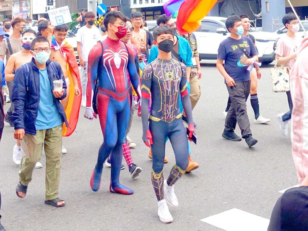 台南彩虹遊行（台南レインボープライド）2022パレードを歩くかわいいスパイダーマン