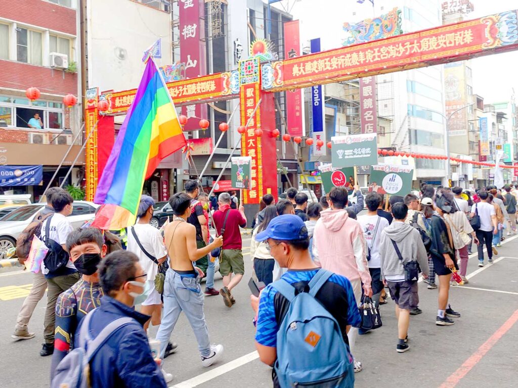台南彩虹遊行（台南レインボープライド）2022で廟會の装飾をくぐるパレード隊列