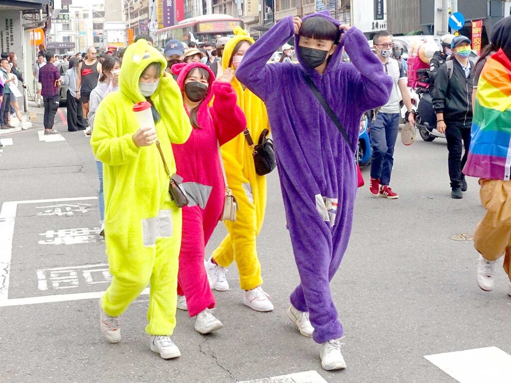 台南彩虹遊行（台南レインボープライド）2022のパレードでテレタビーズに扮す参加者たち