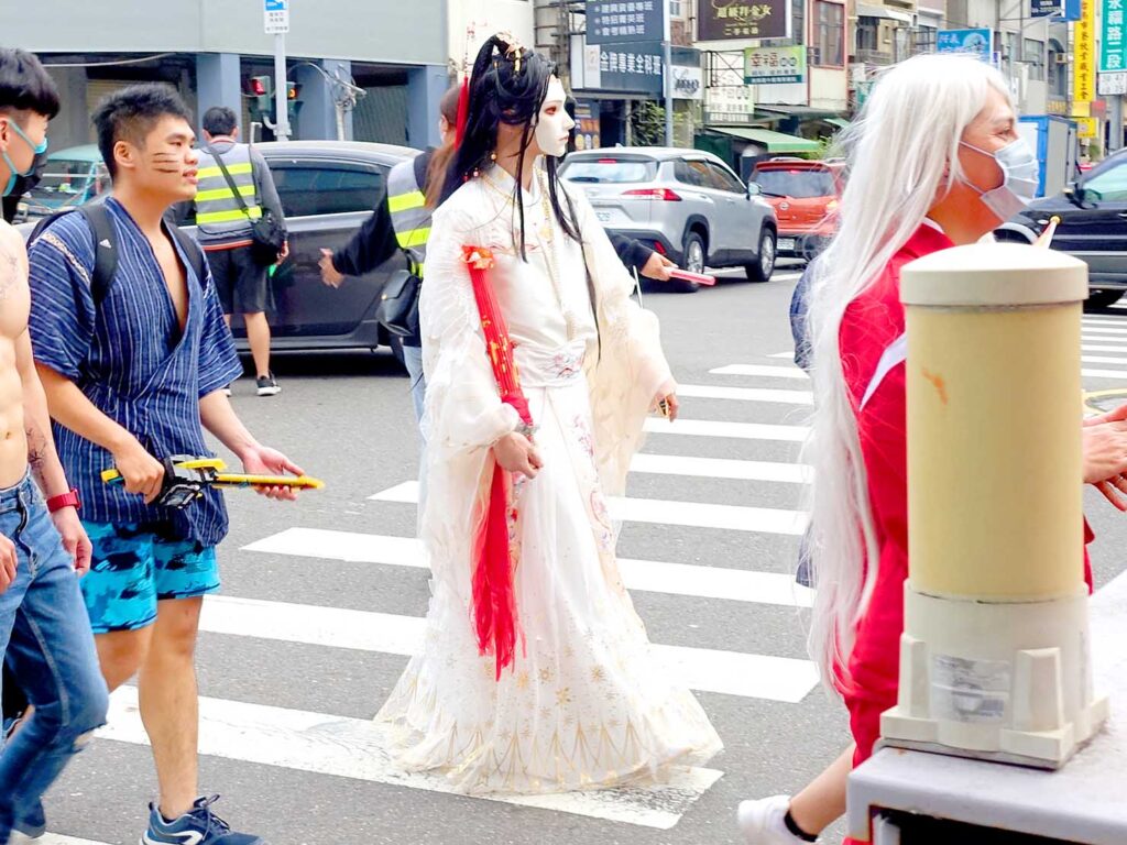 台南彩虹遊行（台南レインボープライド）2022のパレードを白い古代風衣装で歩く参加者