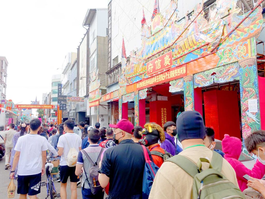 台南彩虹遊行（台南レインボープライド）2022で廟會の装飾前を通るパレード隊列