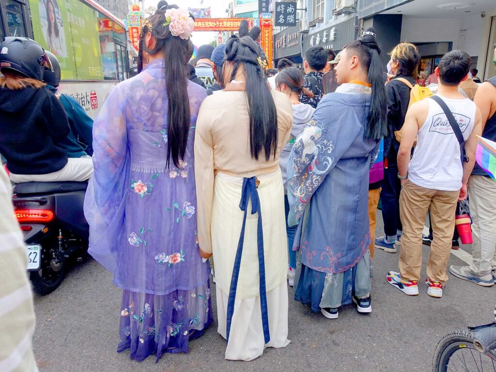 台南彩虹遊行（台南レインボープライド）2022のパレードを古代風衣装で歩く参加者