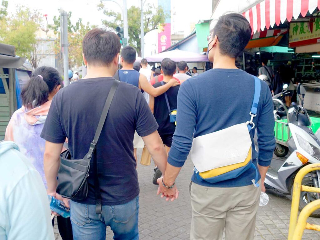 台南彩虹遊行（台南レインボープライド）2022のパレードで手を繋いで歩くカップルの後ろ姿