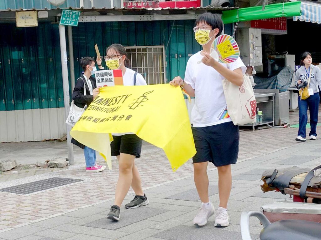 台南彩虹遊行（台南レインボープライド）2022のパレードでプラカードを掲げる団体