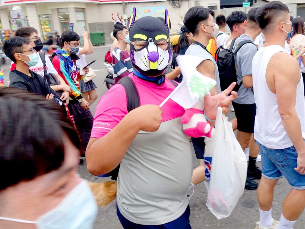 台南彩虹遊行（台南レインボープライド）2022のパレードをフードデリバリーの制服で歩く参加者