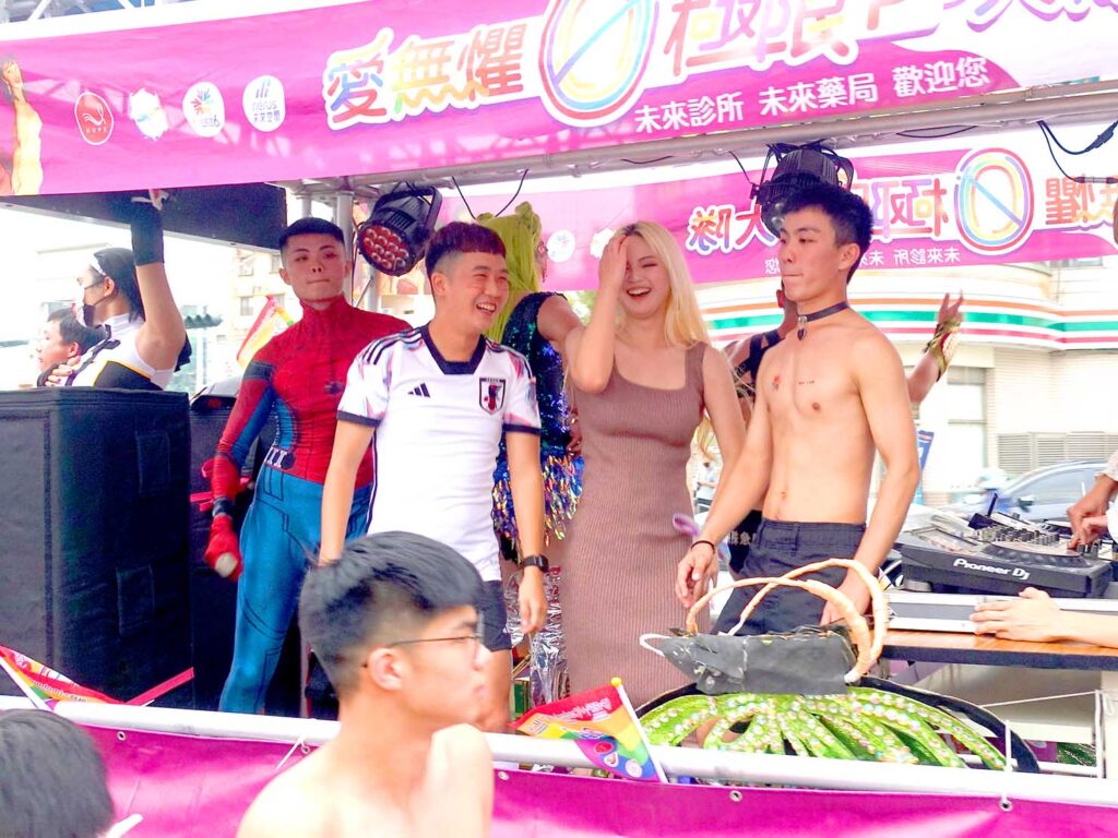 台南彩虹遊行（台南レインボープライド）2022パレードの先導車で談笑するパフォーマー