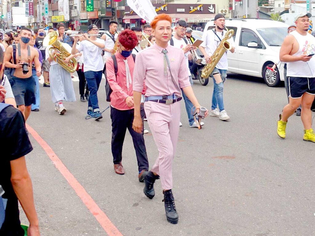 台南彩虹遊行（台南レインボープライド）2022のパレードをピンクスーツで歩く参加者