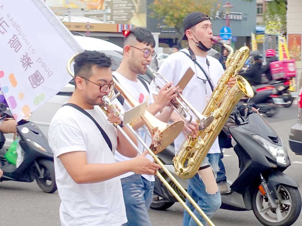 台南彩虹遊行（台南レインボープライド）2022のパレードを歩くブラスバンド