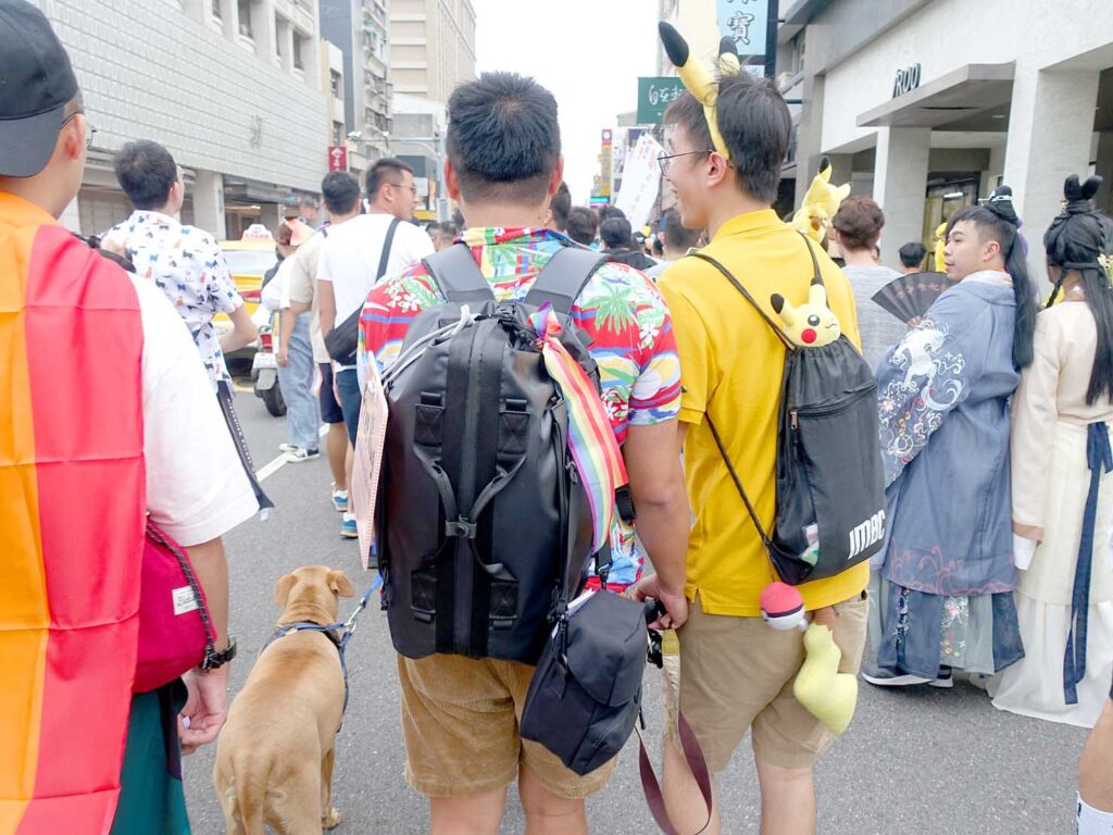 台南彩虹遊行（台南レインボープライド）2022のパレードをピカチュウのコスプレで歩く参加者