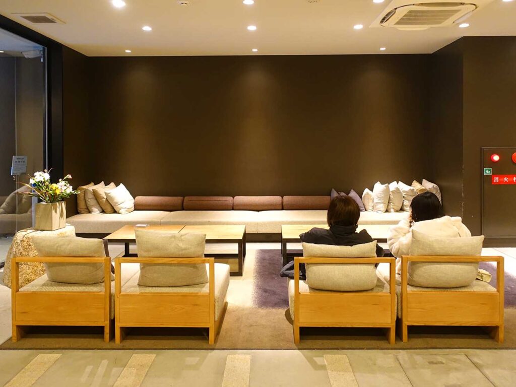大阪・本町のおすすめホテル「ホテル・アンドルームス」ロビーのソファ
