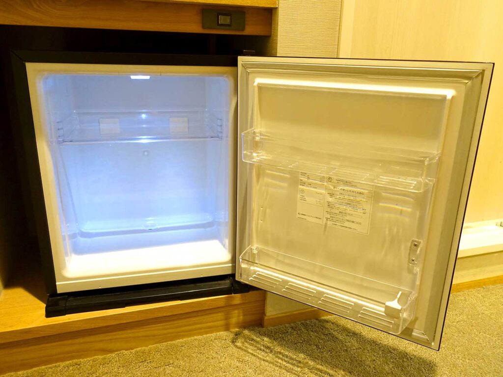 大阪・本町のおすすめホテル「ホテル・アンドルームス」スタンダードダブルの冷蔵庫