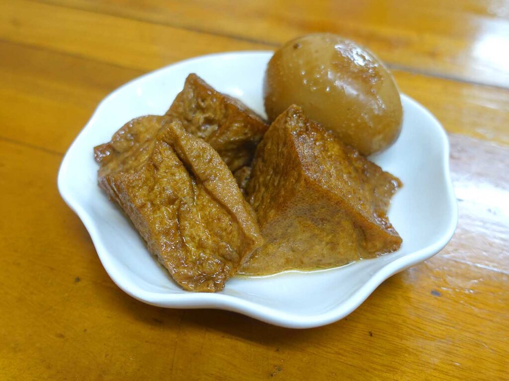 台湾の小菜（小皿おかず）「滷油豆腐＋滷蛋」