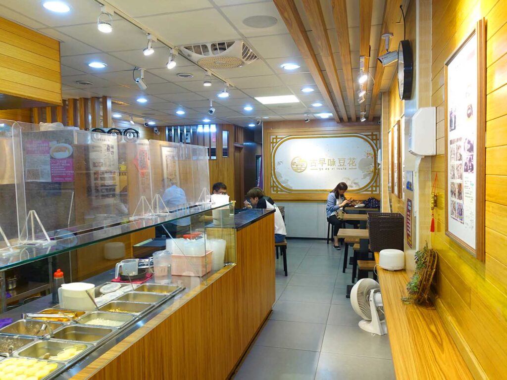 台北・寧夏夜市のおいしい豆花がいただけるデザート店「古早味豆花」のカウンター