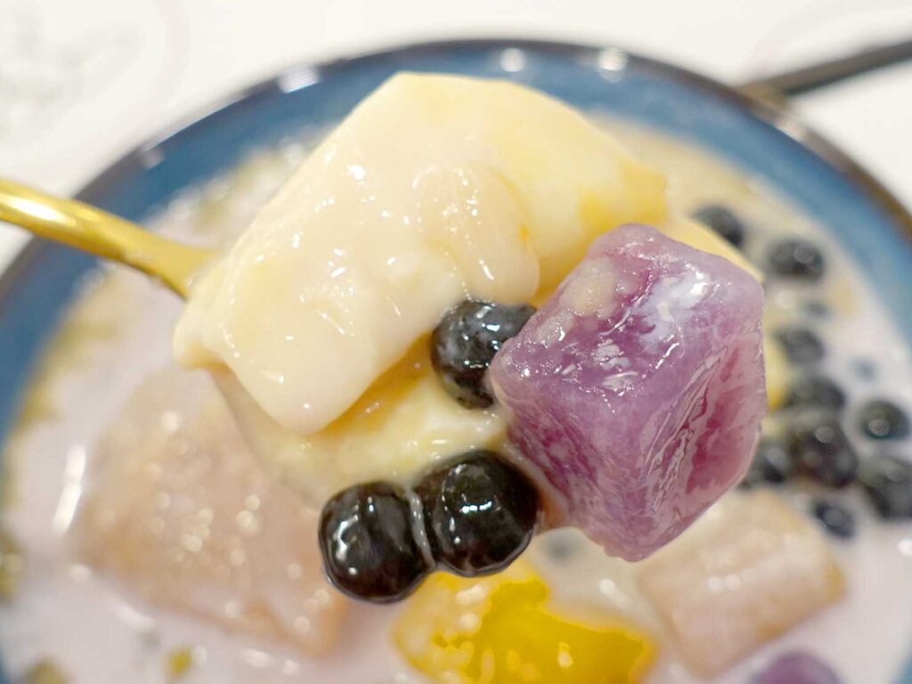 台北・寧夏夜市のおいしい豆花がいただけるデザート店「芋頭太郎」の金牌芋頭牛奶綜合豆花クローズアップ