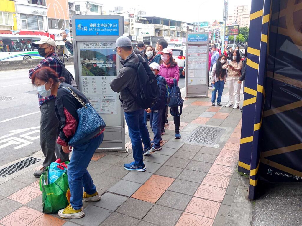 台北MRT・士林駅１番出口前のバス停