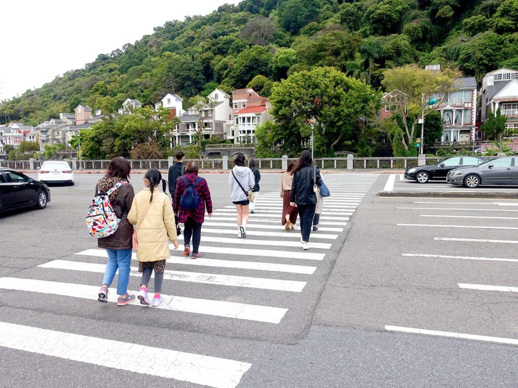 台北・東吳大學キャンパス入口の横断歩道