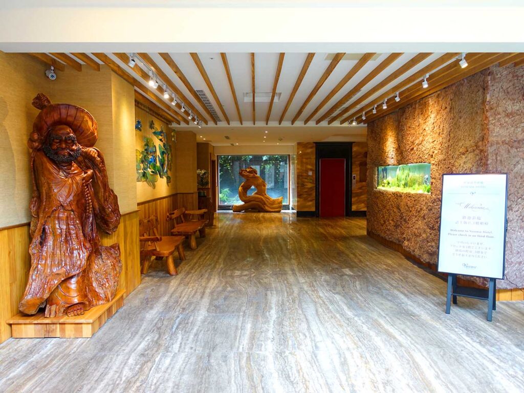 台北・故宮博物院すぐのおすすめホテル「有誠商旅 Yusense Hotel」のエントランスに置かれた木彫りの像