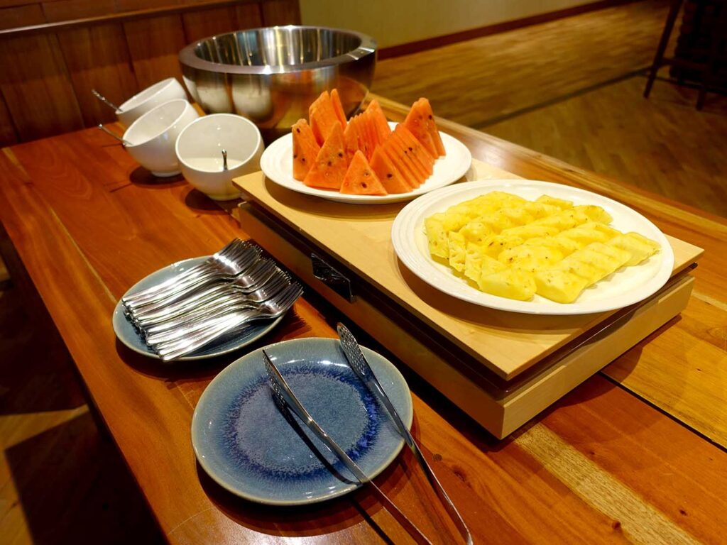台北・故宮博物院すぐのおすすめホテル「有誠商旅 Yusense Hotel」3Fレストランの朝食用フルーツ