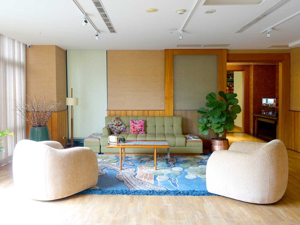 台北・故宮博物院すぐのおすすめホテル「有誠商旅 Yusense Hotel」のロビーに置かれたソファ