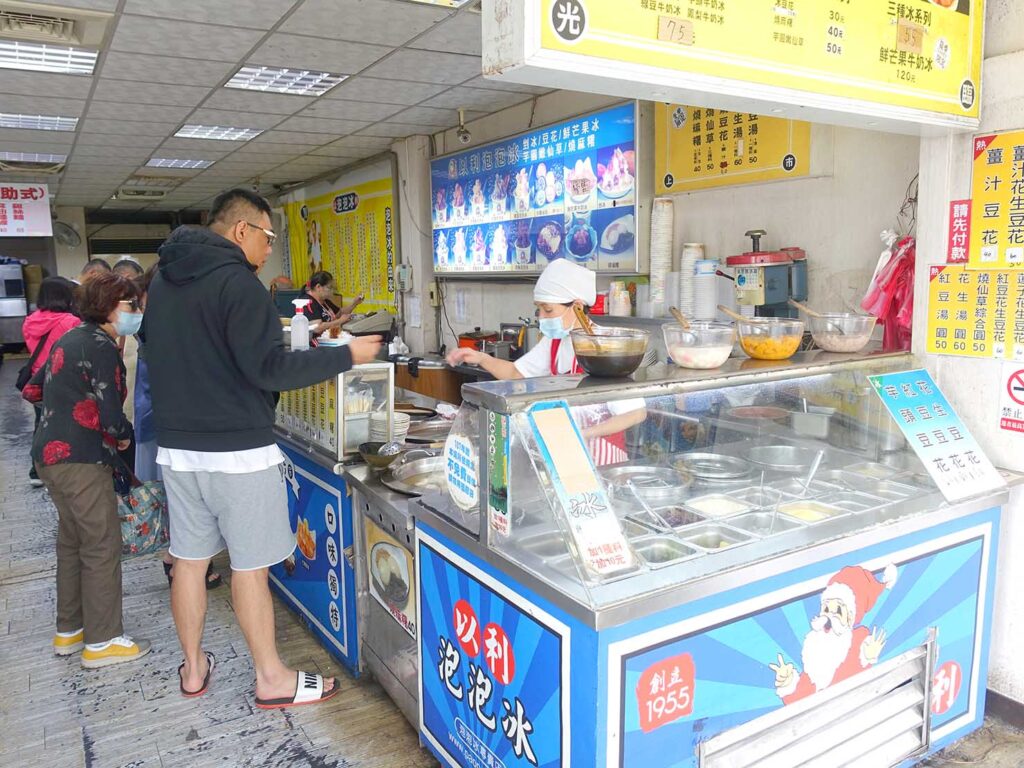 台北・士林駅周辺のおすすめグルメ店「以利泡泡冰」のカウンター