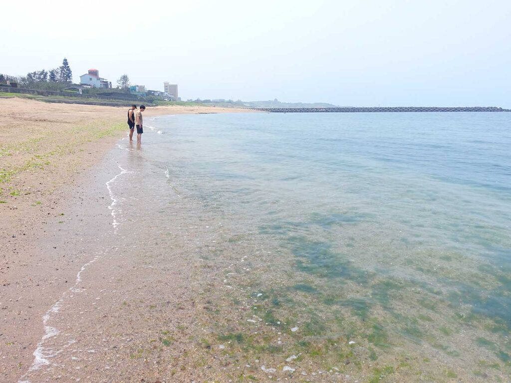 台北近郊のビーチ「淺水灣」の波打ち際