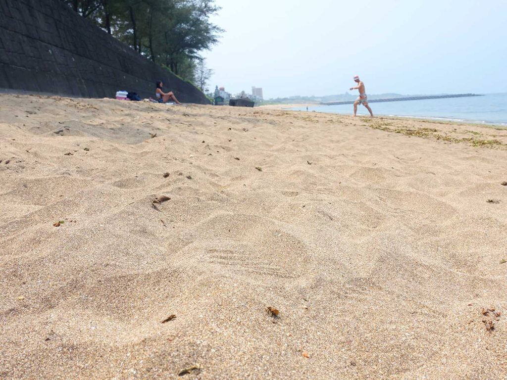 台北近郊のビーチ「淺水灣」の砂