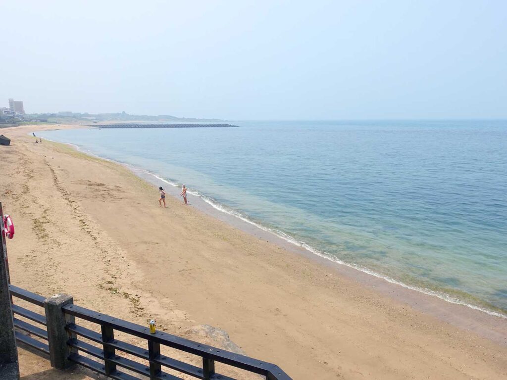 台北近郊のビーチ「淺水灣」の遠景