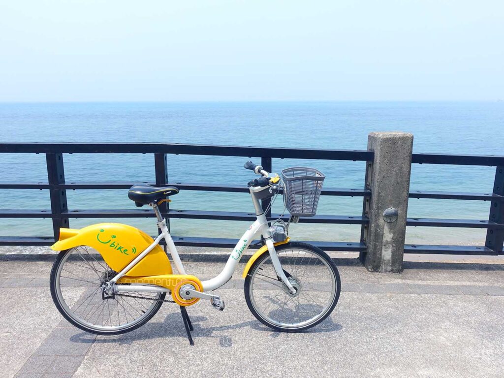 台北・淺水灣のサイクリングロード「雙灣自行車道」のスタート地点に止めた自転車