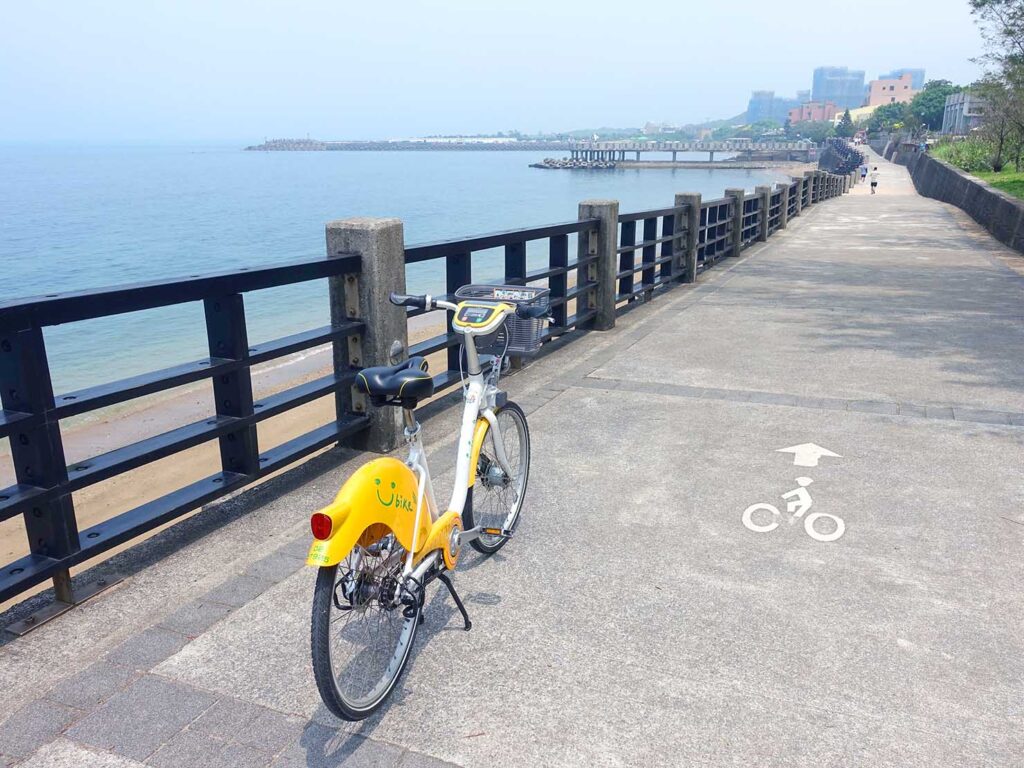 台北・淺水灣のサイクリングロード「雙灣自行車道」で海沿いを走る