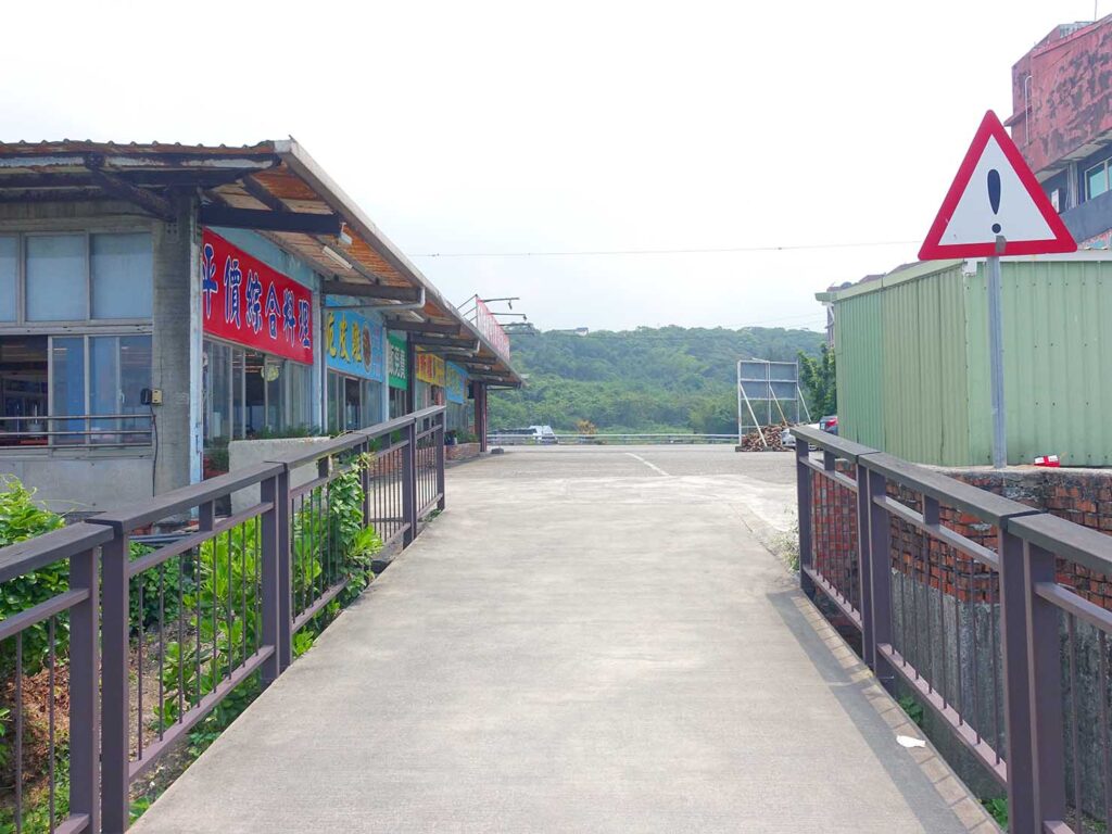 台北・淺水灣のサイクリングロード「雙灣自行車道」の出口
