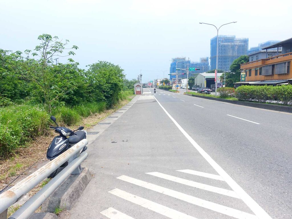 台北・淺水灣のサイクリングロード「雙灣自行車道」の一般道合流地点