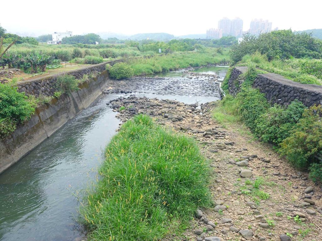 台北・淺水灣のサイクリングロード「雙灣自行車道」から見える川