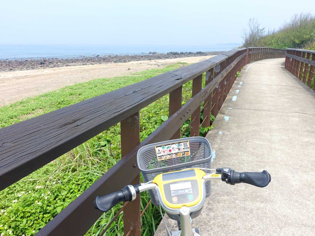 台北・白沙灣のサイクリングロード「雙灣自行車道」の海沿いを走る