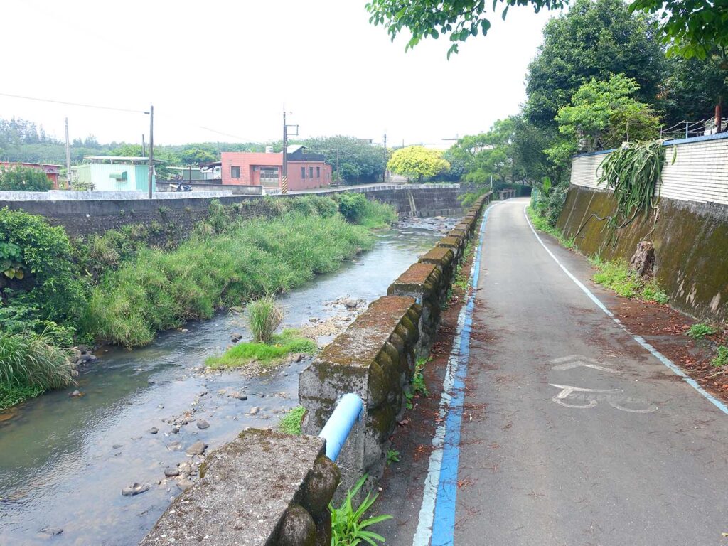 台北・白沙灣のサイクリングロード「雙灣自行車道」の用水路沿いを走る
