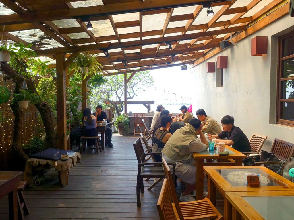 台北近郊のビーチ・淺水灣のおすすめカフェ「海邊灶咖」の店内