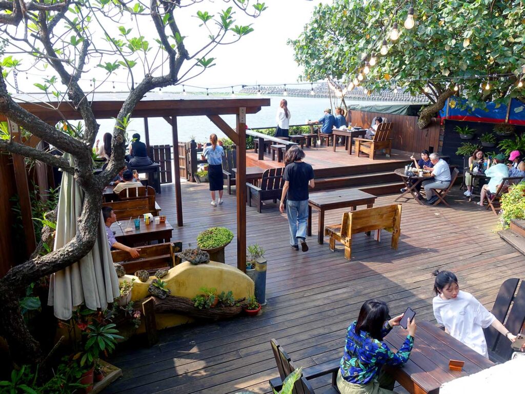 台北近郊のビーチ・淺水灣のおすすめカフェ「海邊灶咖」の屋外テラス