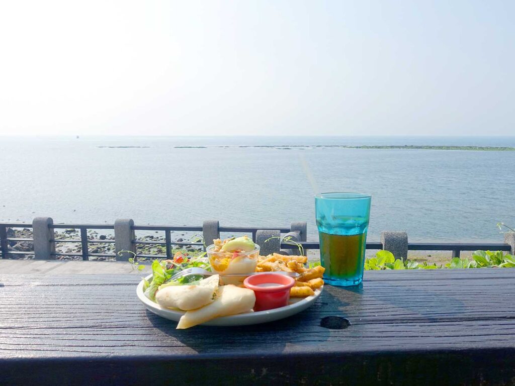 台北近郊のビーチ・淺水灣のおすすめカフェ「海邊灶咖」の屋外テラスで食事