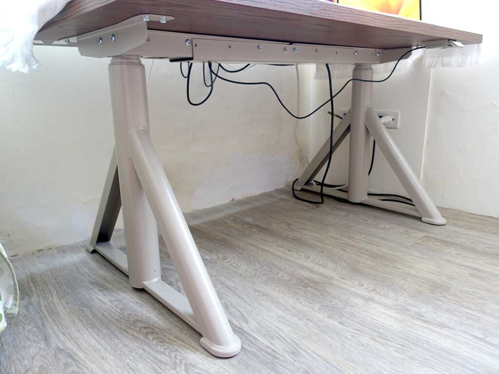 パソコン作業中の姿勢を整えるアイテム「IKEA IDÅSEN電動升降桌」の脚