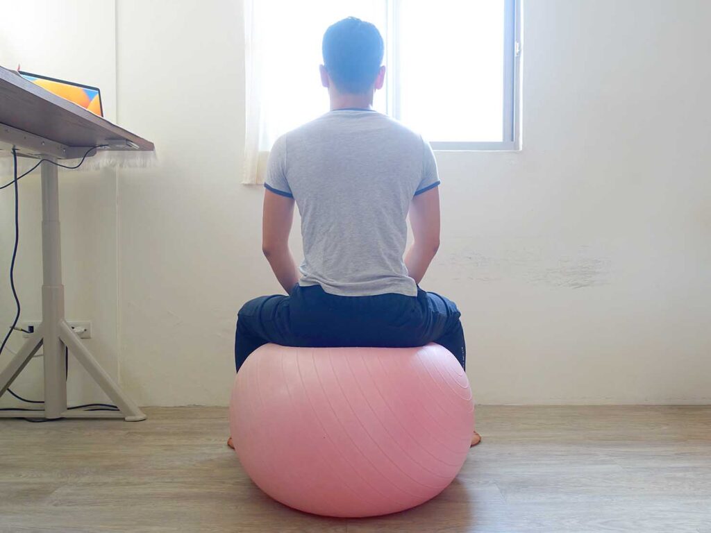 パソコン作業中の姿勢を整えるアイテム「Tumaz 加厚防爆瑜珈球」に座る