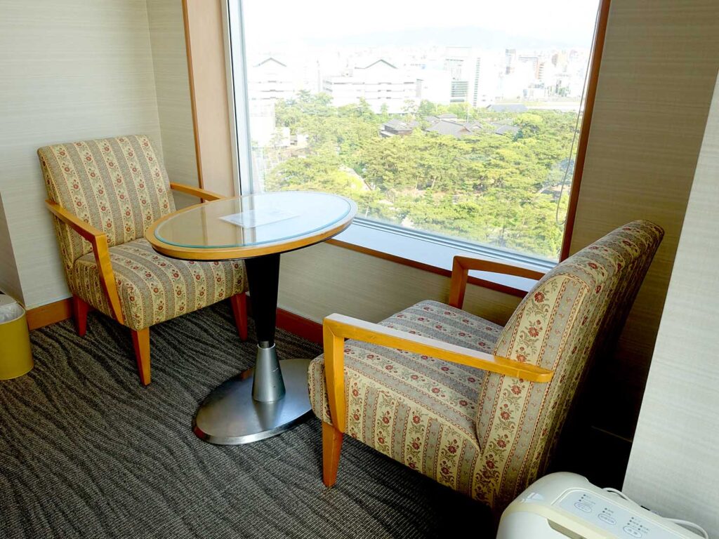高松駅前のおすすめホテル「JRホテルクレメント高松」スタンダードダブルの椅子