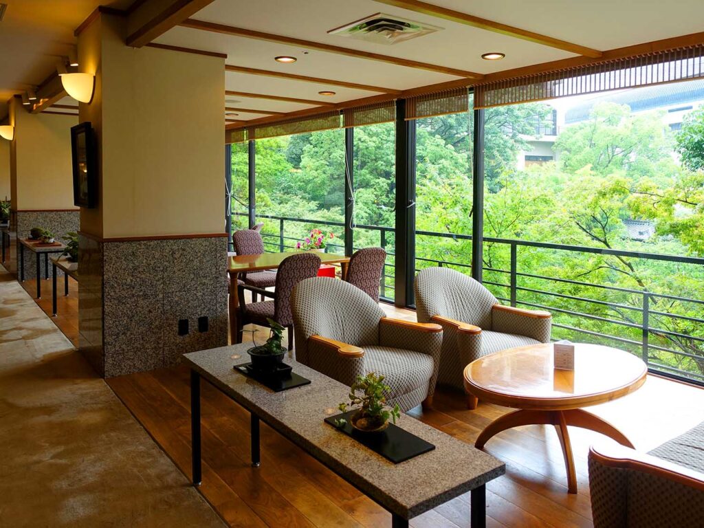 松山・道後温泉のおすすめ旅館「ふなや」カフェの窓辺席