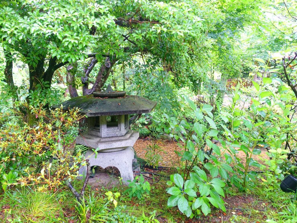 松山・道後温泉のおすすめ旅館「ふなや」の日本庭園に置かれた灯籠