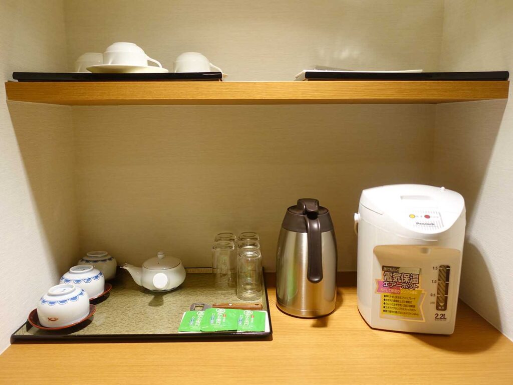 松山・道後温泉のおすすめ旅館「ふなや」和室に置かれた電気ポットなど
