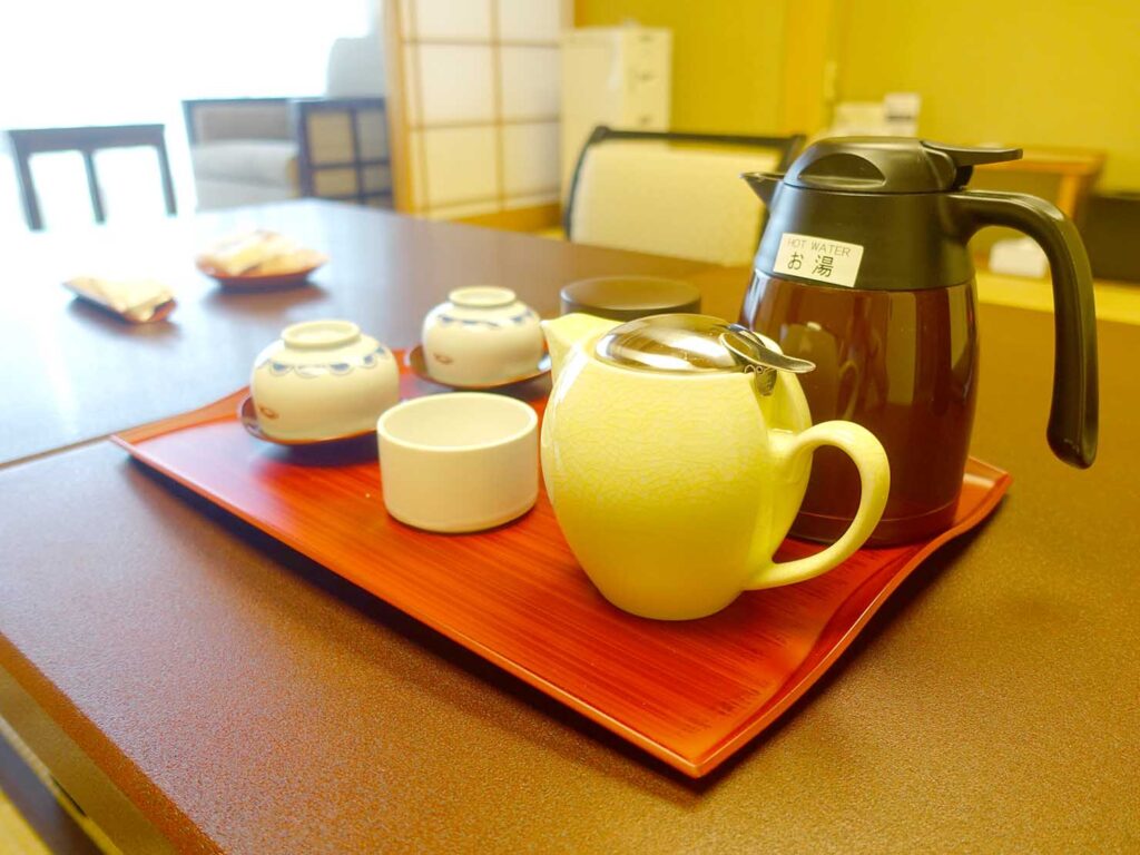松山・道後温泉のおすすめ旅館「ふなや」和室に準備された茶器